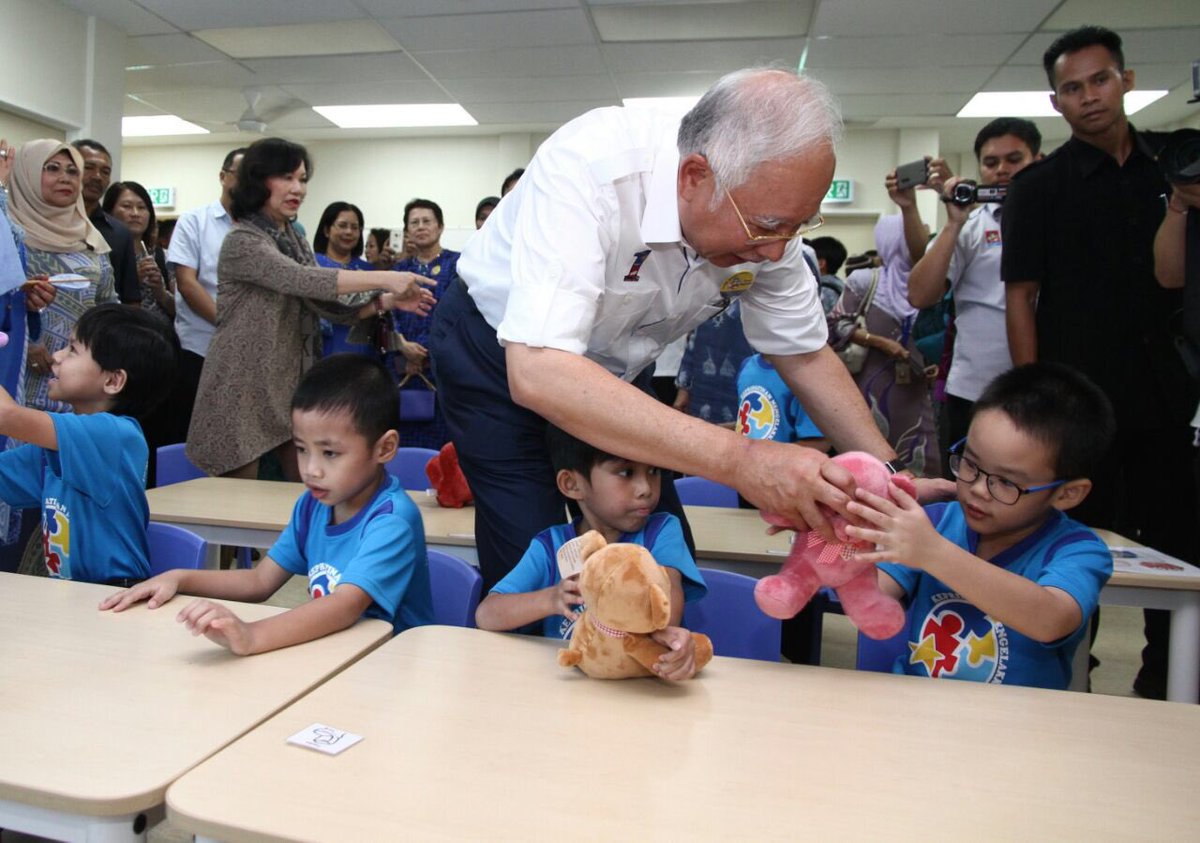 NajibRazak's tweet photo. Alhamdulillah, hari ini sy rasmikan Pusat Permata Kurnia, pusat pendidikan awal untuk kanak2 autisme pertama di Msia https://t.co/8vCIjnjWAB