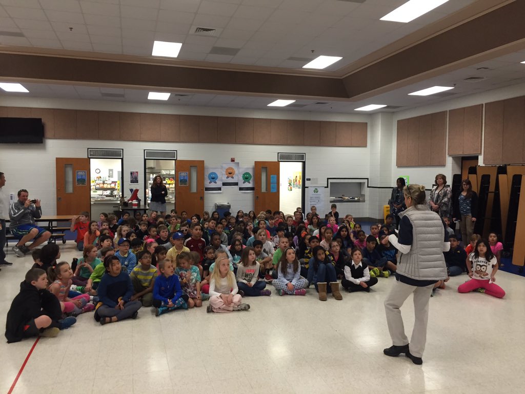 SnyderNLE's tweet photo. Intro lesson to our healthy meal #ottw  #nutrition #lcps16 #nle16 #healthymeals @NLE_PE @nle_lunchlady @ewilliams65 https://t.co/foTDlGDJKJ