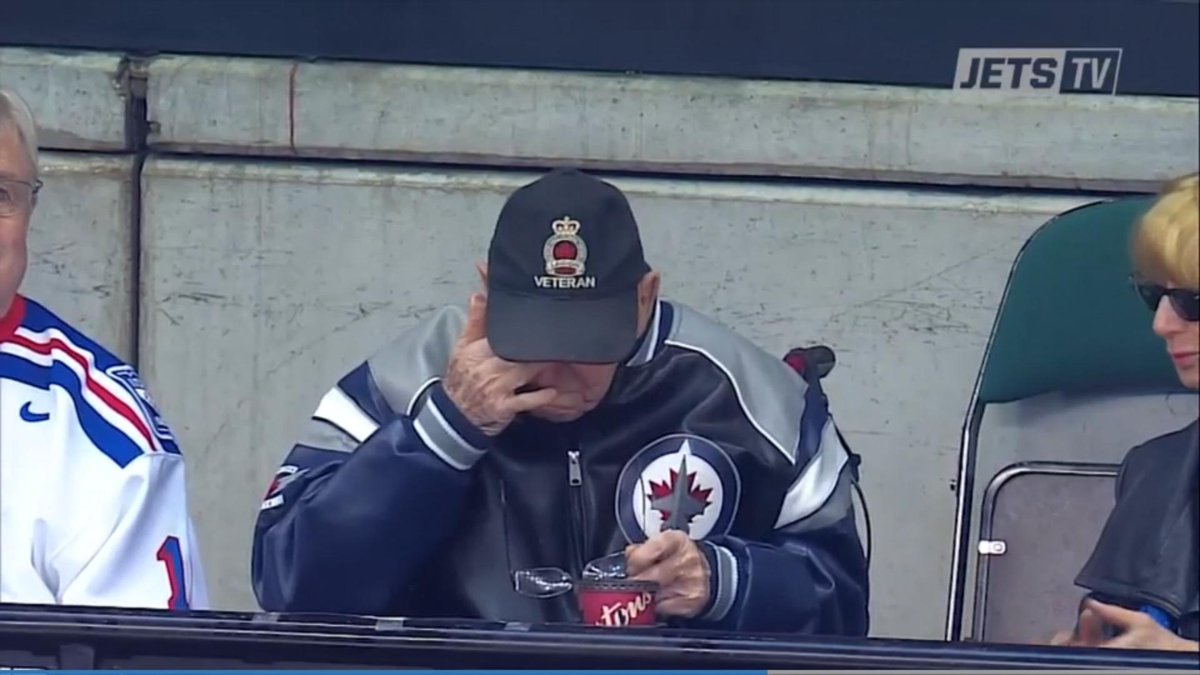 TVASports's tweet photo. À VOIR | Les partisans des @NHLJets ont servi une ovation à un vétéran de l'armée de 97 ans https://t.co/X1MzzegWDf https://t.co/7kka8Gbq1M