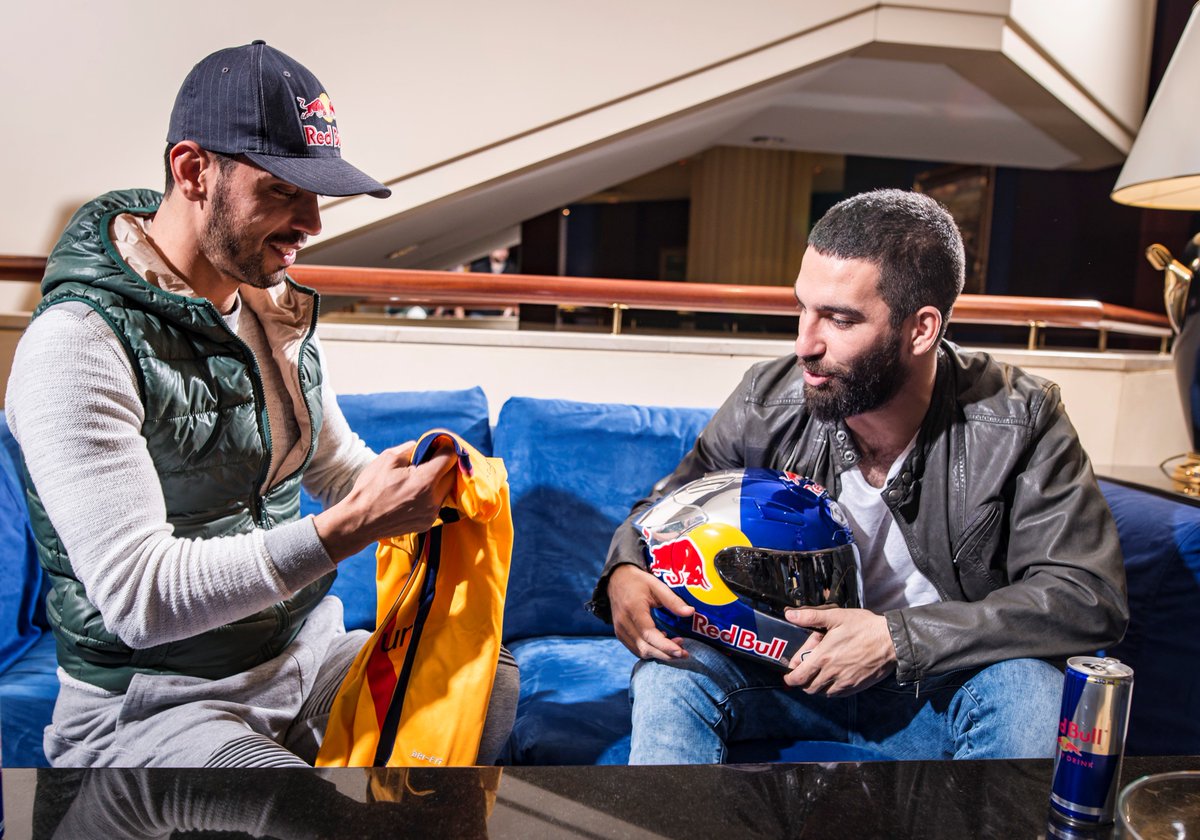 Kenan Sofuoğlu, Arda Turan'a şampiyonluk kaskını hediye etti.