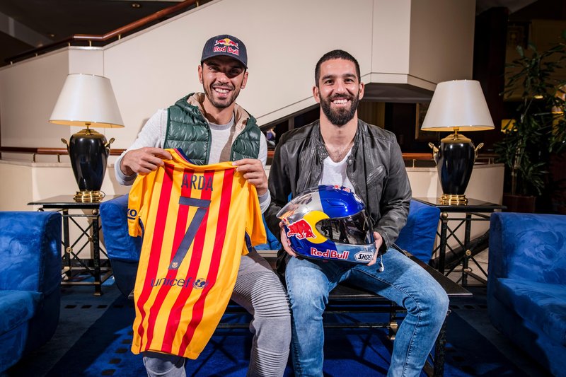 Büyük buluşma! Milli gururlarımız <a href="/54KenanSofuoglu/">Kenan Sofuoğlu</a>, @Toprak_TR54 ve <a href="/ArdaTuran/">Arda Turan</a> bir arada: win.gs/1MVY6qy