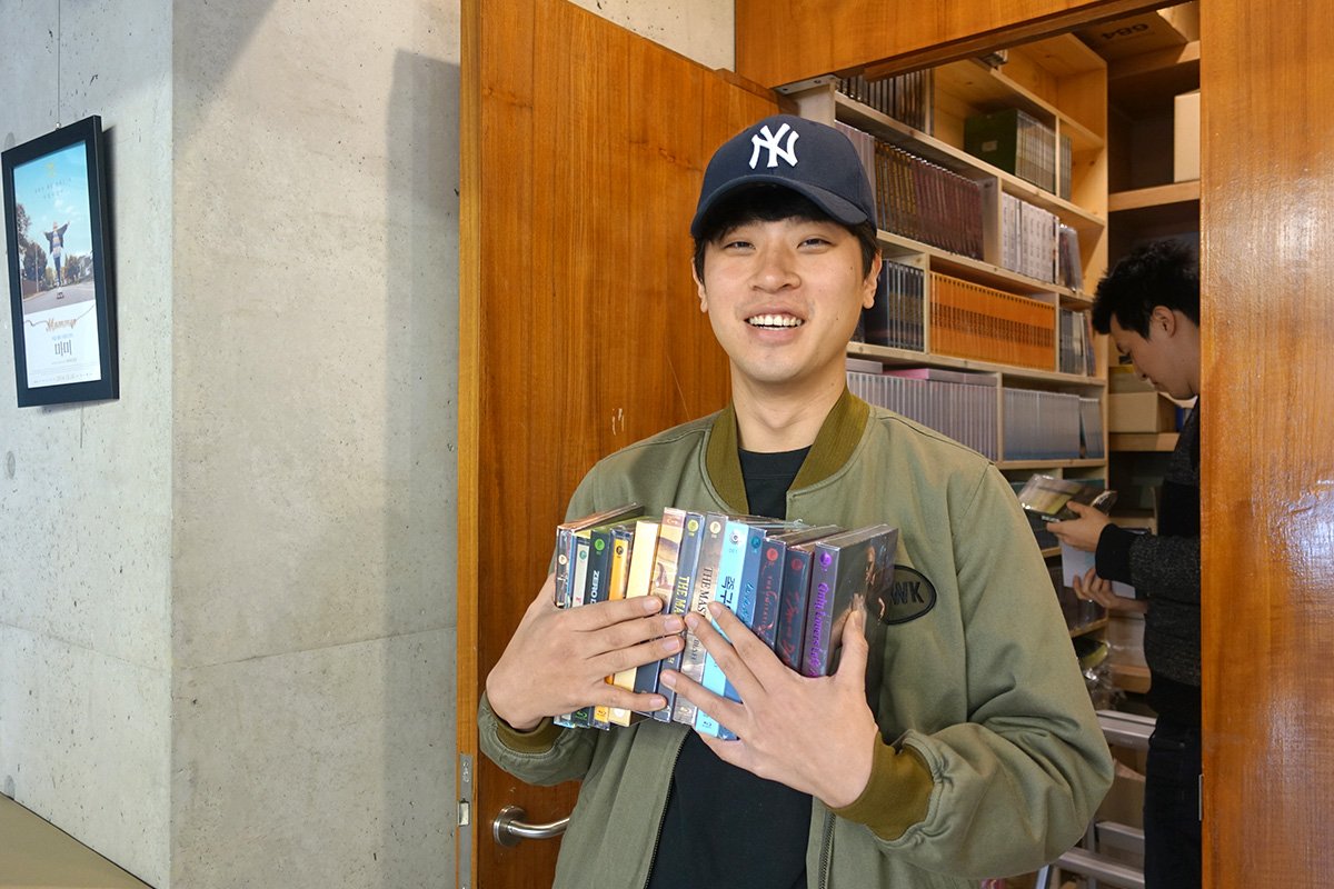 plain_archive's tweet photo. <들개>의 김정훈 감독, 박정민 배우의 훈훈한 플레인 사무실 방문기...만은 아니고 친필 싸인 엽서 준비를 위한 아날로그 노동 현장. ㅜㅜ 물론 힘든 노동 후의 자그마한 ��상은 제공해드렸답니다. :) #들개 https://t.co/z6Jz5pK7z5