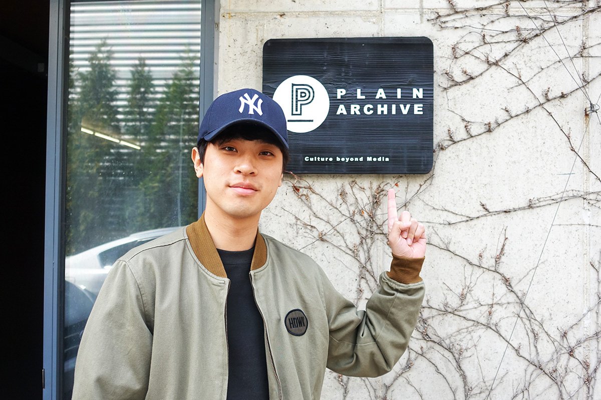 plain_archive's tweet photo. <들개>의 김정훈 감독, 박정민 배우의 훈훈한 플레인 사무실 방문기...만은 아니고 친필 싸인 엽서 준비를 위한 아날로그 노동 현장. ㅜㅜ 물론 힘든 노동 후의 자그마한 ��상은 제공해드렸답니다. :) #들개 https://t.co/z6Jz5pK7z5