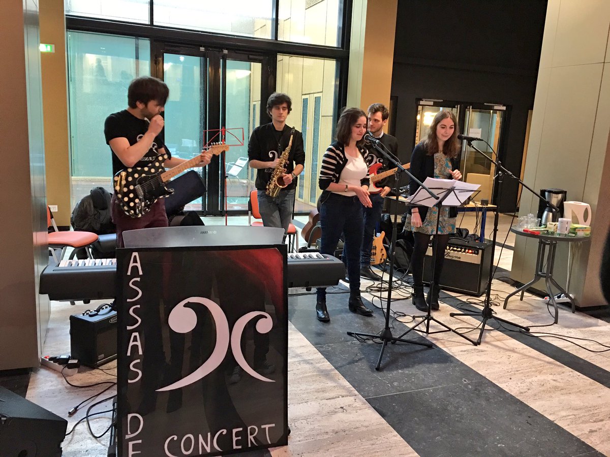AssasUniversite's tweet photo. Journée de la culture @AssasParisII avec 1 concert d'#Assasdeconcert dans le hall #jaces2016 @AssasAllies #goassas https://t.co/vs6LWA0580
