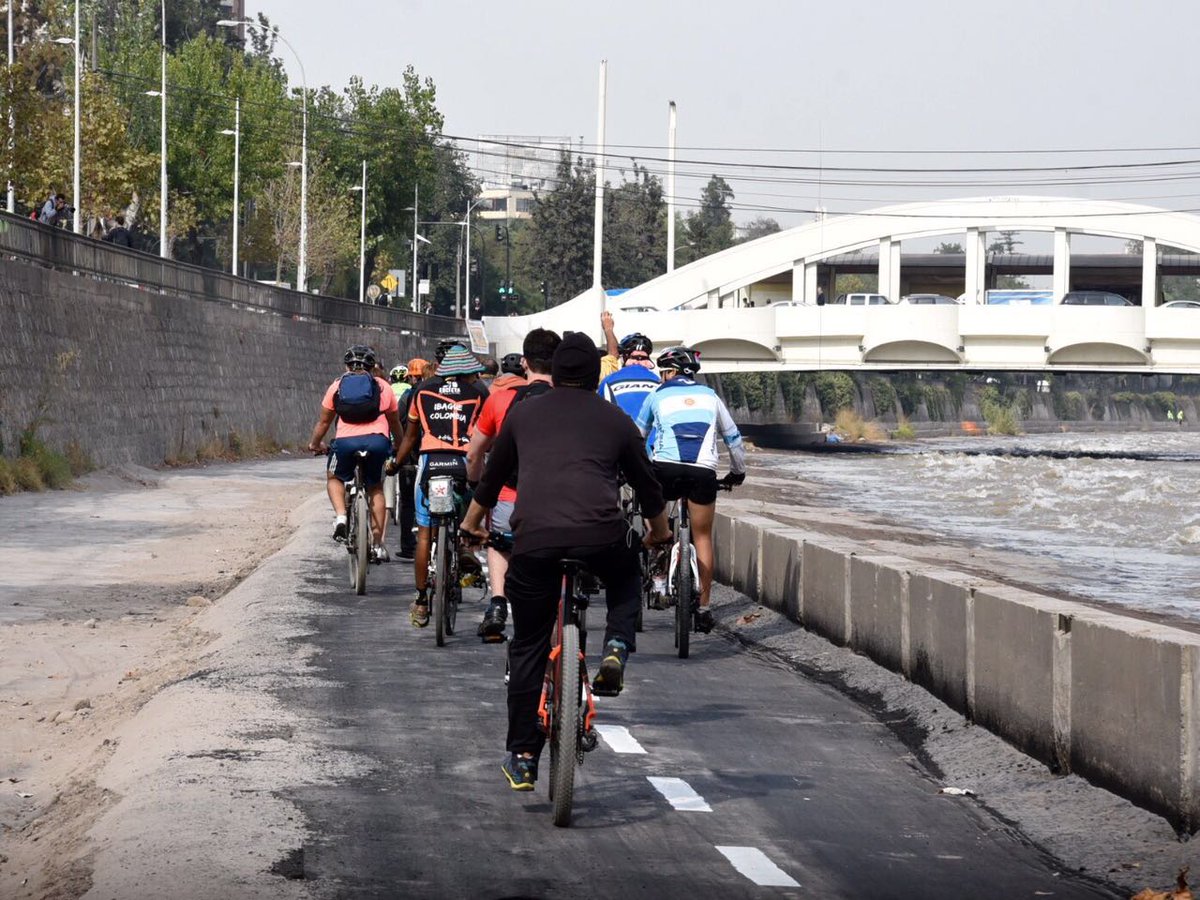 Orrego's tweet photo. Santiago se viste hoy en dos ruedas gracias a esta gran iniciativa de organizaciones ciclistas. Comienza #FMB5 https://t.co/lSbWY1bNx5