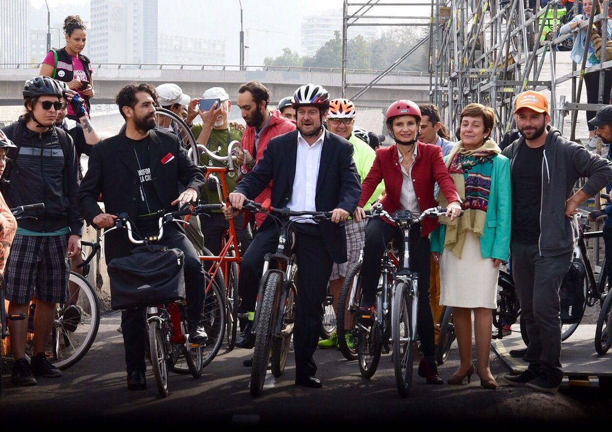 Orrego's tweet photo. Santiago se viste hoy en dos ruedas gracias a esta gran iniciativa de organizaciones ciclistas. Comienza #FMB5 https://t.co/lSbWY1bNx5