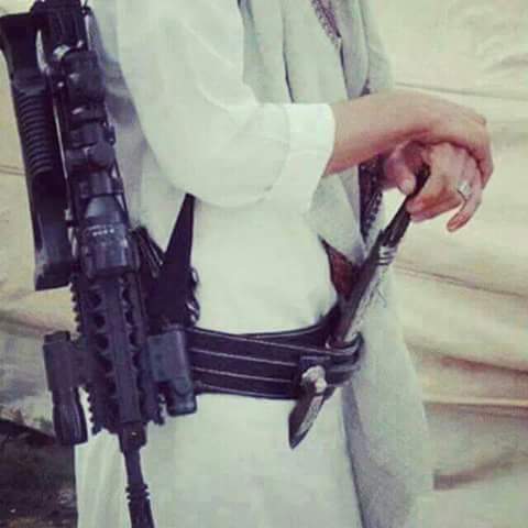 الصاحب الي مايودك  ويغليك
أكتب علا آخر حروفه  خساره
والصاحب الي في الشدائد يداريك
أحسب حسابه واعرف انه  تجاره