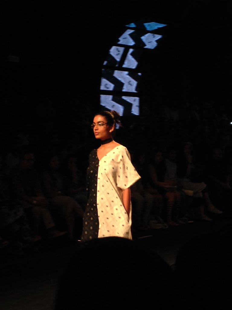 MissMalini's tweet photo. Really enjoying this #Aish show #IndiaCollective #LakmeFashionWeek https://t.co/QEa3USZuoX
