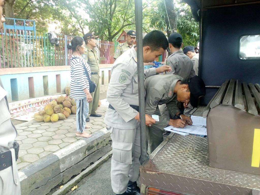 Pembinaan dan penertiban PKL di KTL jl pahlawan dan a.yani Kebumen terus dilakukan Satpol PP Kab Kebumen..dukung KTL