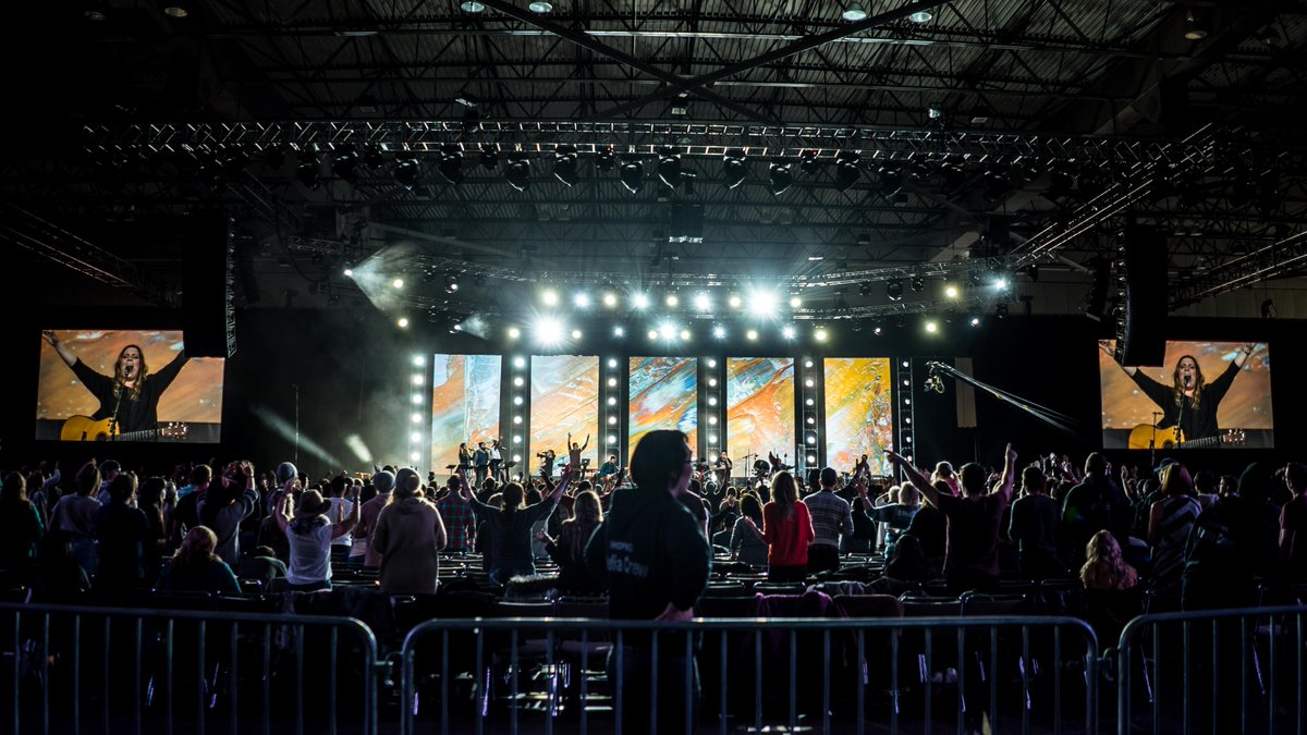 vista_prod's tweet photo. #tbt to when @rachelfaagutu and @ihopkc lit up #onething2015
with a few thousand of their friends #wallaceandrachel https://t.co/d6n94arK6d