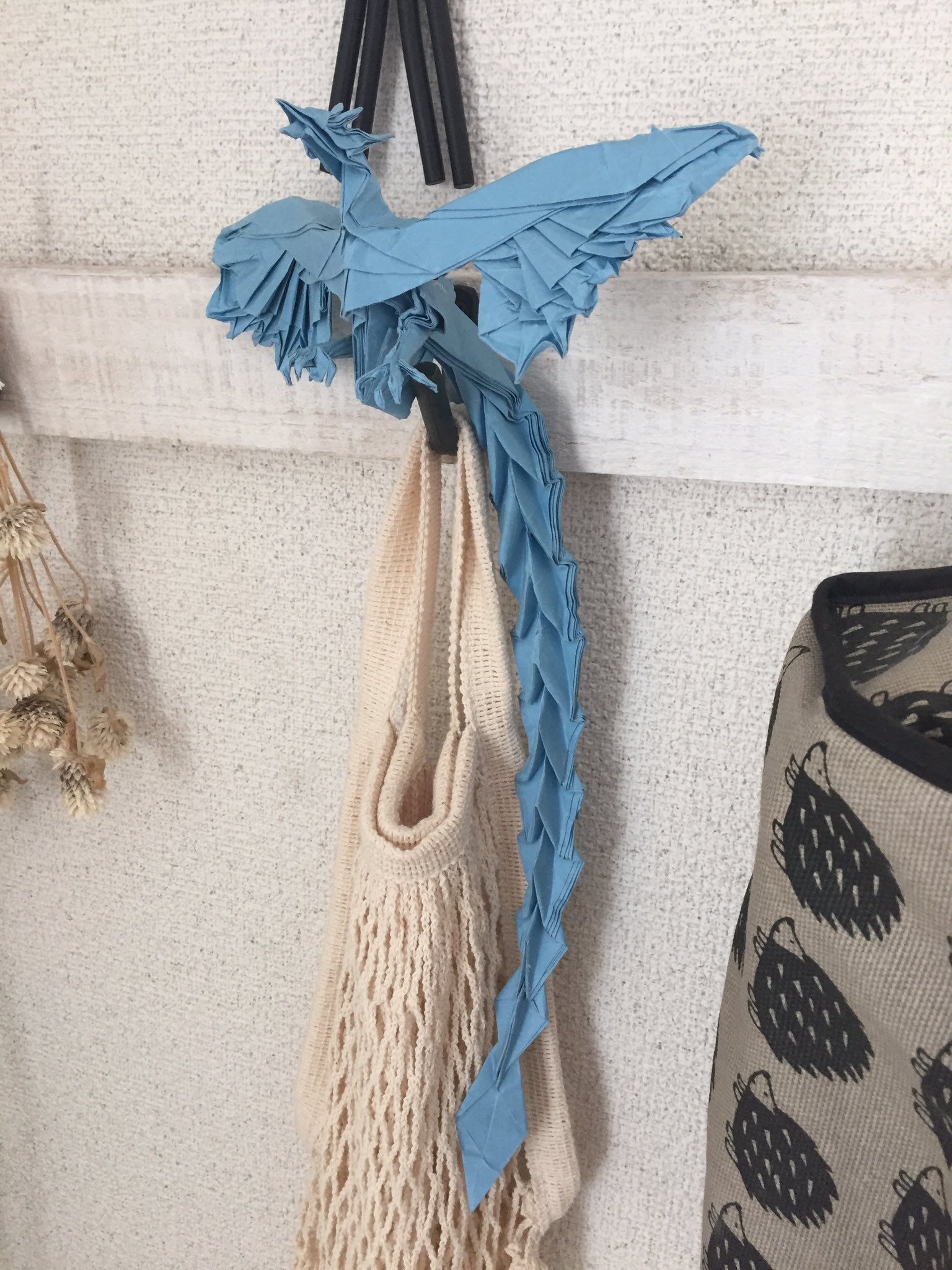折り紙職人 未だに翼の折り方を理解していない私にとっては神谷フェニックスはまさに永遠の課題です 今回4回目 いつも黄色なので幸せの青い鳥 のつもりで青にしましたが ポケモンのフリーザーみたいになった 折り紙作品折り比べ企画 T Co