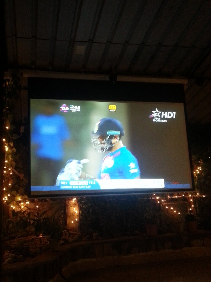 BandraDataHub's tweet photo. #GoIndia #IndvsWI #Bandra #terrce #bigscreen 🎊🎉🎡🎡🎷📯🎺👑 https://t.co/hQ8npg2zC2