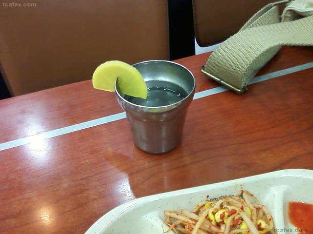 저쪽 신사분께서 보내셨습니다.