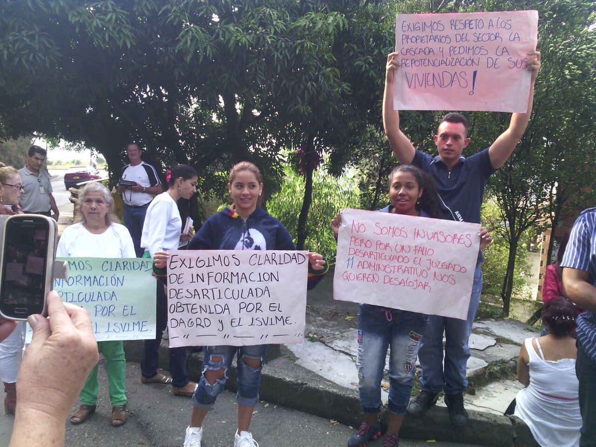 luzmamunera's tweet photo. Robledo La Cascada reclama DERECHO a Vivienda y Territorio
#SolucionesDefinitivas
#ObrasSíPeroNoAsí
#NoAlDesalojo https://t.co/jG9pBjRodX