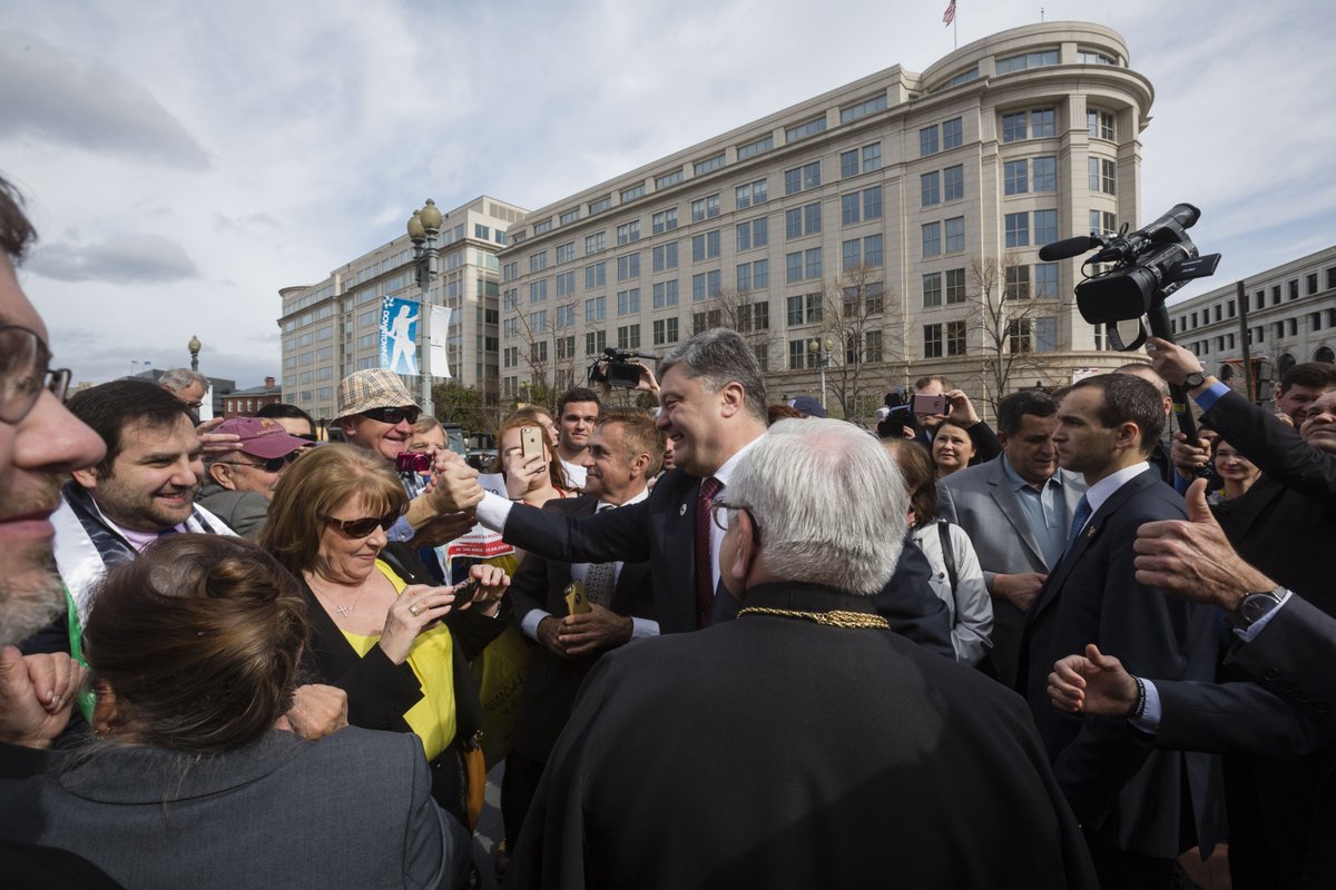 poroshenko's tweet photo. Хочу ще раз подякувати тим, хто усім серцем любить Україну та дбає про неї, перебуваючи в Америці
#СлаваУкраїні https://t.co/UdKJoyrYt9