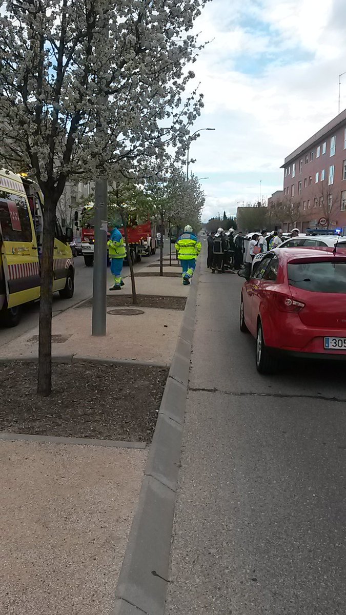 IzanJart's tweet photo. Accidente Avd Velazquez en Rivas vaciamadrid. Coche volcado y calle cortada. Un Herido leve. https://t.co/2bnztr5pve
