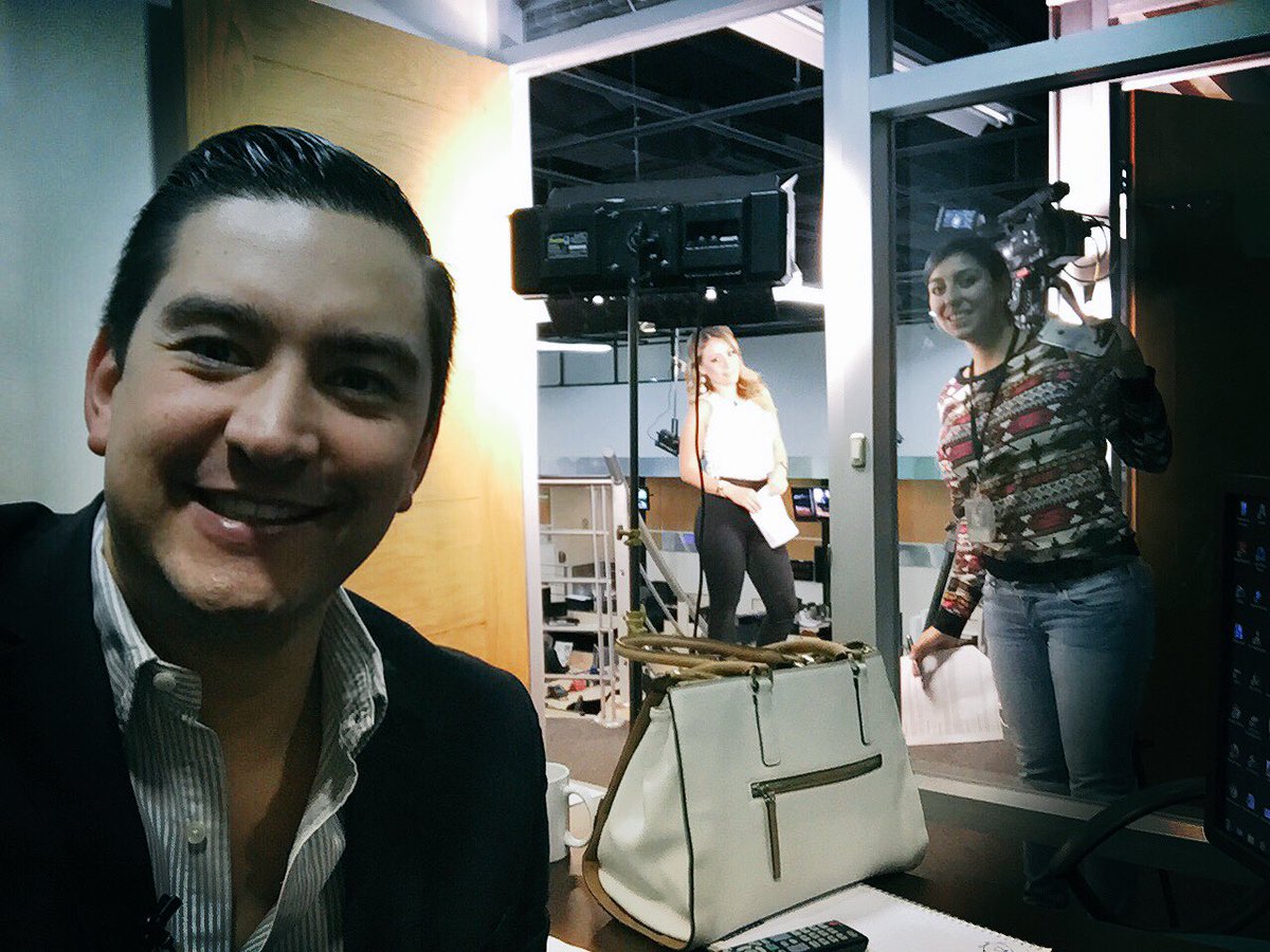 VivoCam's tweet photo. Aquí @carlosgarzavc y la productora @krlajurado durante la sección de espectáculos de #Vivocam con @Melii_Gzz https://t.co/L7jQ8wgTQ2