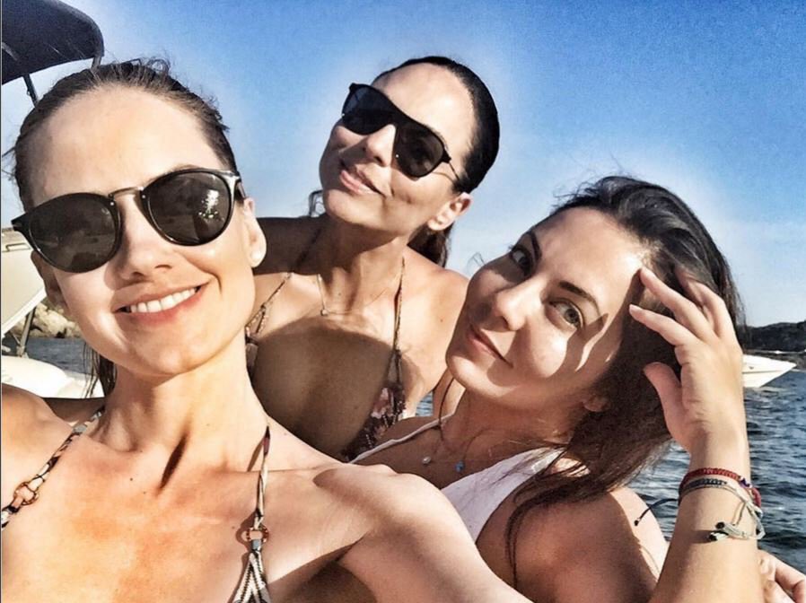 Altairholics's tweet photo. Altair Jarabo junto a sus amigas Claudia Godínez y Ursula Montserrat en Acapulco https://t.co/voWRuhJRtY