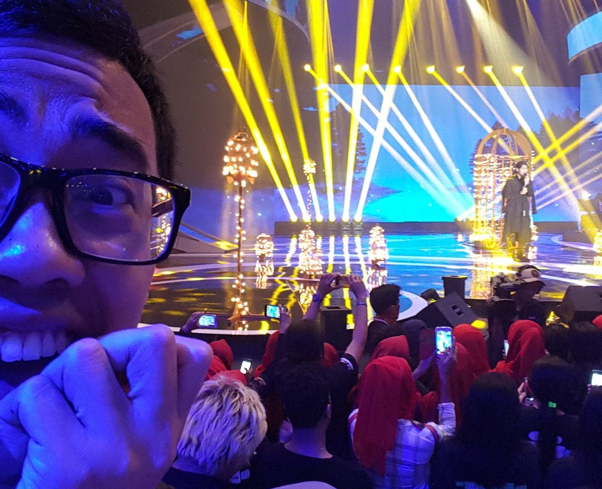 OmDennis's tweet photo. OMG SEDEKAT INI #AliandoWithAADC2 #KonserAADC2 https://t.co/Y4nG4RJEhv