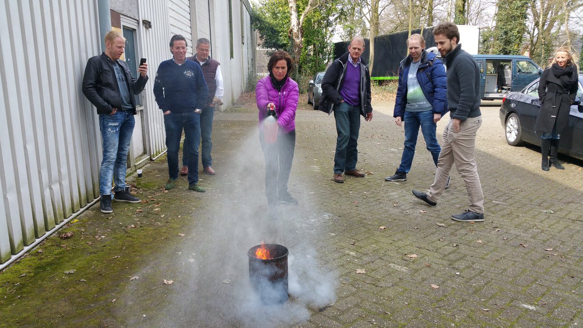 BramTHove's tweet photo. “@manroybhv: Basis BHV afgesloten met praktijk brand blussen. 
Alle deelnemers vonden het leerzaam https://t.co/vwXRCYR7wy”