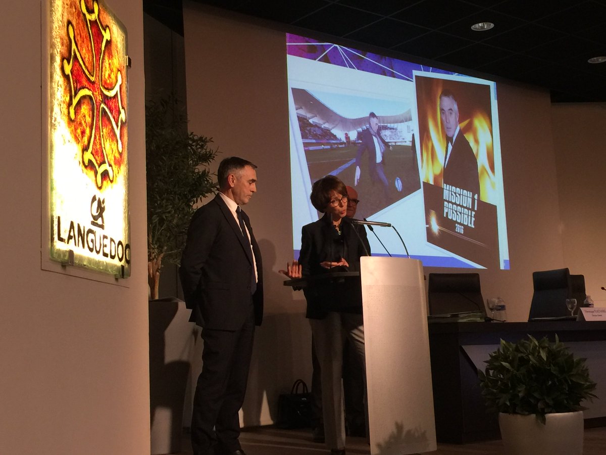 SocietairesCA's tweet photo. Dans qq mois M.Bertrand part à la retraite. Standing ovation de l'#AGCR pour ses années d'engagement à @calanguedoc. https://t.co/lmqif2cdbj