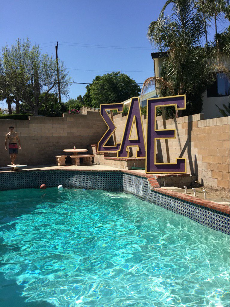 Come grab some burgers and dogs with the bros 🤓