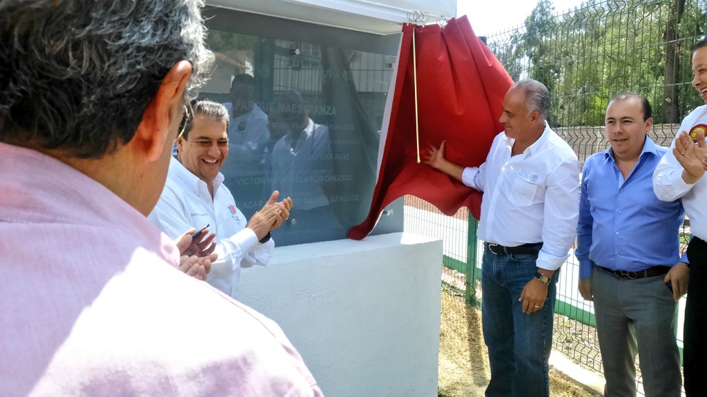 JuventudPachuca's tweet photo. Ing. @EleazarGarcia_ hace entrega de #ParqueFamiliar a los habitantes de la Col. Maestranza @Pachuca_ ¡Enhorabuena! https://t.co/harP2uSb8I