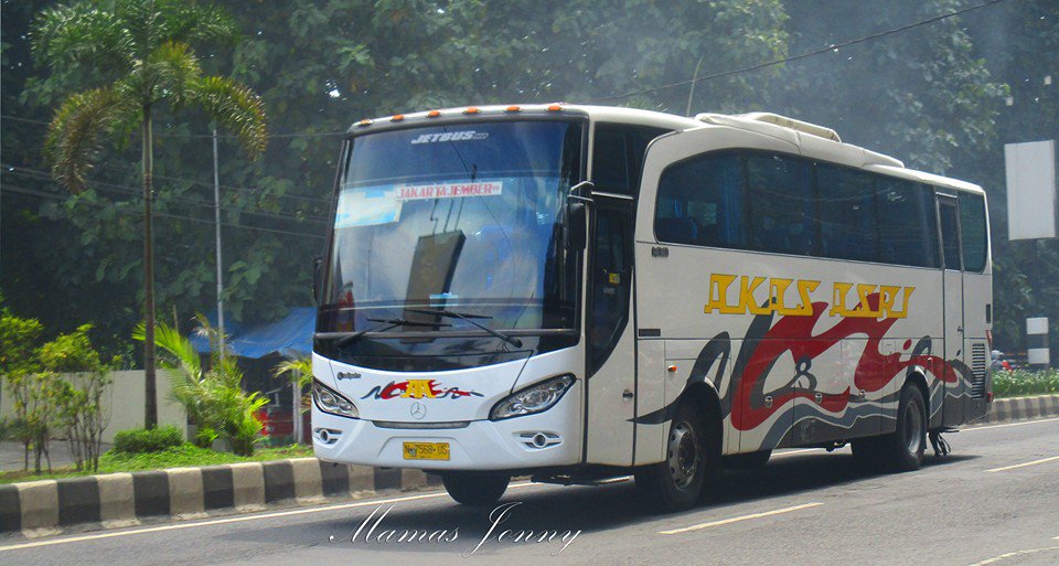Bersiap mengantarkan penumpang menuju ibu kota. Akas Asri Eksekutif Jember-Jakarta by Mamas Jonny