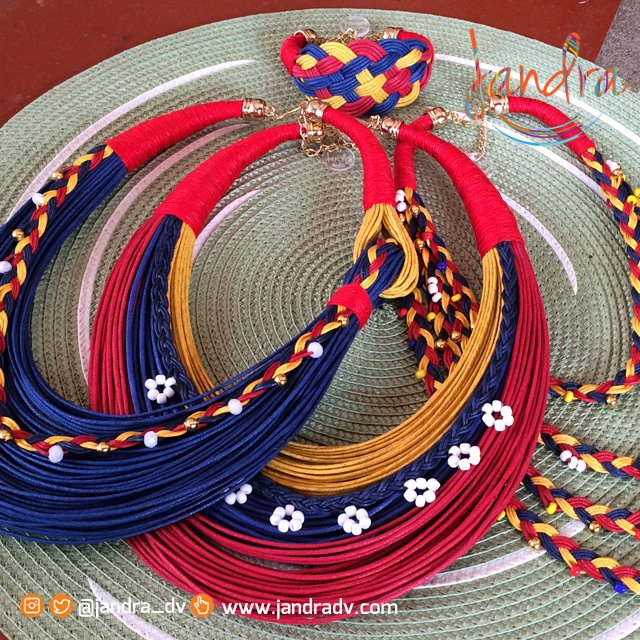 Jandra_dv's tweet photo. ¿Tienes una pieza de nuestra colección #VenezuelaNosInspira? Si la tienes, lúcela; si no, contáctanos. https://t.co/KX0skzBuqi