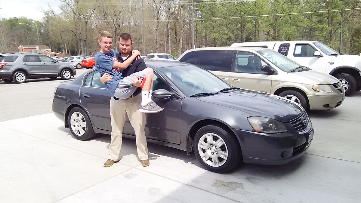 HaleyFordAuto's tweet photo. When your friend sells you a car π Thank you for your business, Ryan! Congratulations on your new Altima! #HaleyFord https://t.co/dOyHdkDH3c