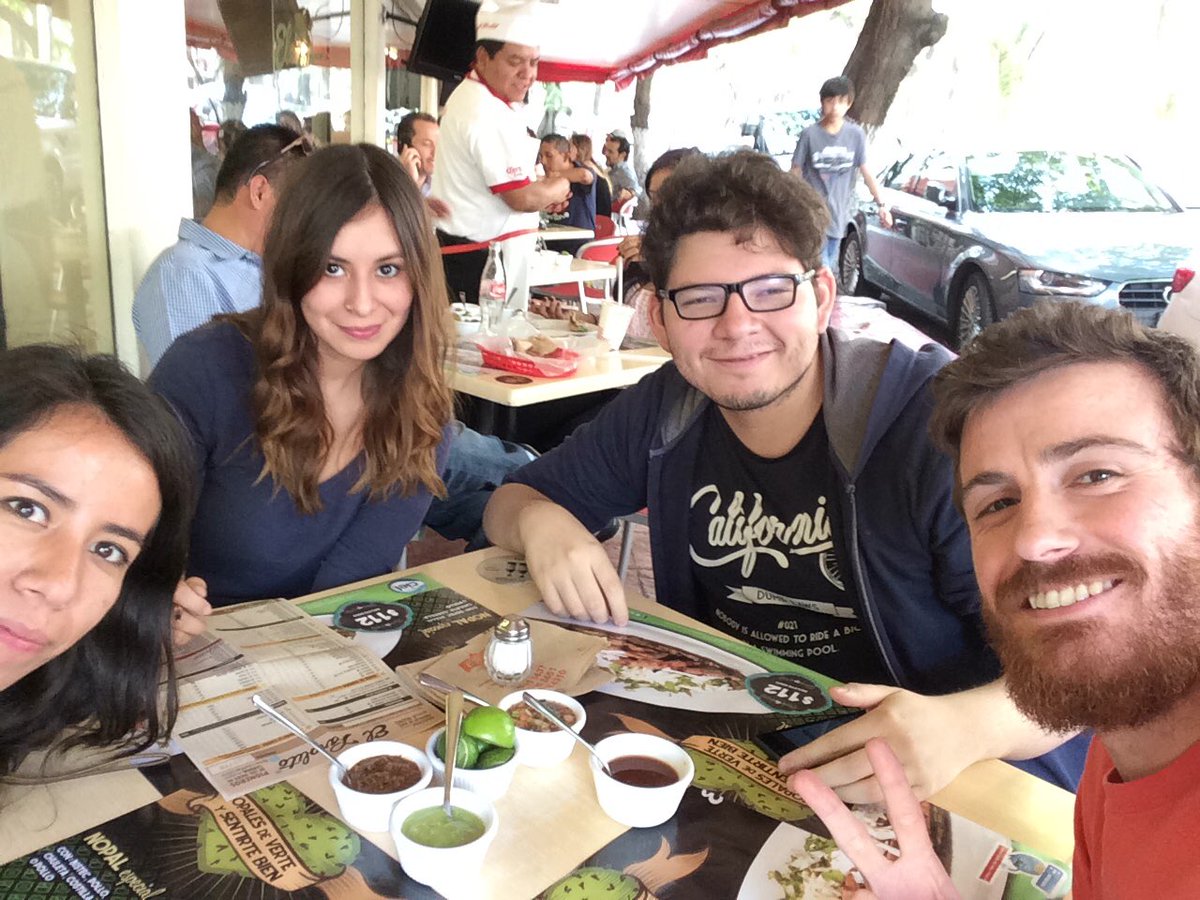 Jimmy_SordoFdz's tweet photo. Aquí celebrando el #DíaDelTaco en el @farolitooficial 🌮🌮🌮 Los de pastor al 2x1!!! #3ConTodo https://t.co/wDradfkSVQ