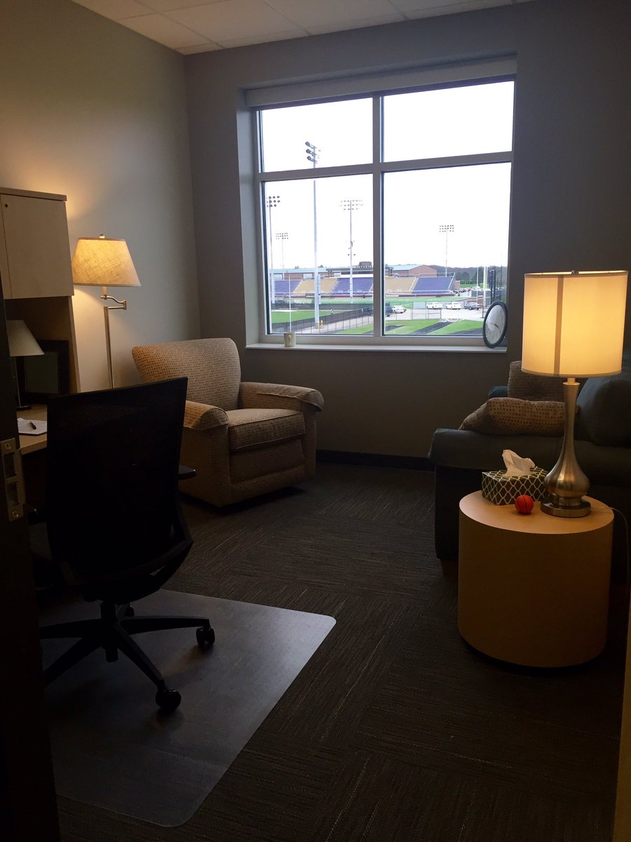 sshedd32's tweet photo. Everything about our new office space at the Boren Student Center makes me happy. 😍😍😍 #ihaveawindow #perfectview https://t.co/DM98jKdJvd
