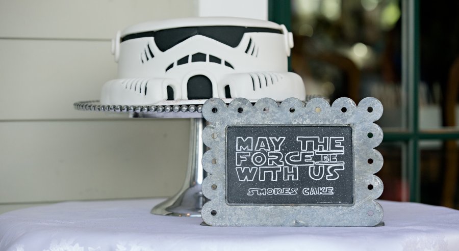 These #StarWars themed weddings are out of this world! stylemepretty.com/2015/12/18/sta… #TheForceAwakens Photo: White Daisy