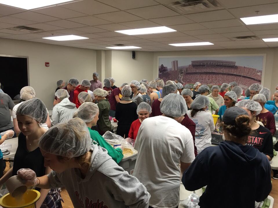 greekpbOSU's tweet image. Meal packing service at Evans Scholars today! #OSUGreekWeek2016 #stophungernow