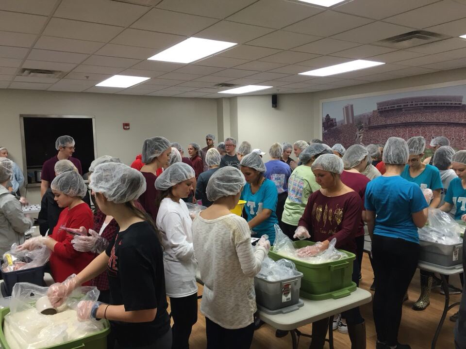 greekpbOSU's tweet image. Meal packing service at Evans Scholars today! #OSUGreekWeek2016 #stophungernow
