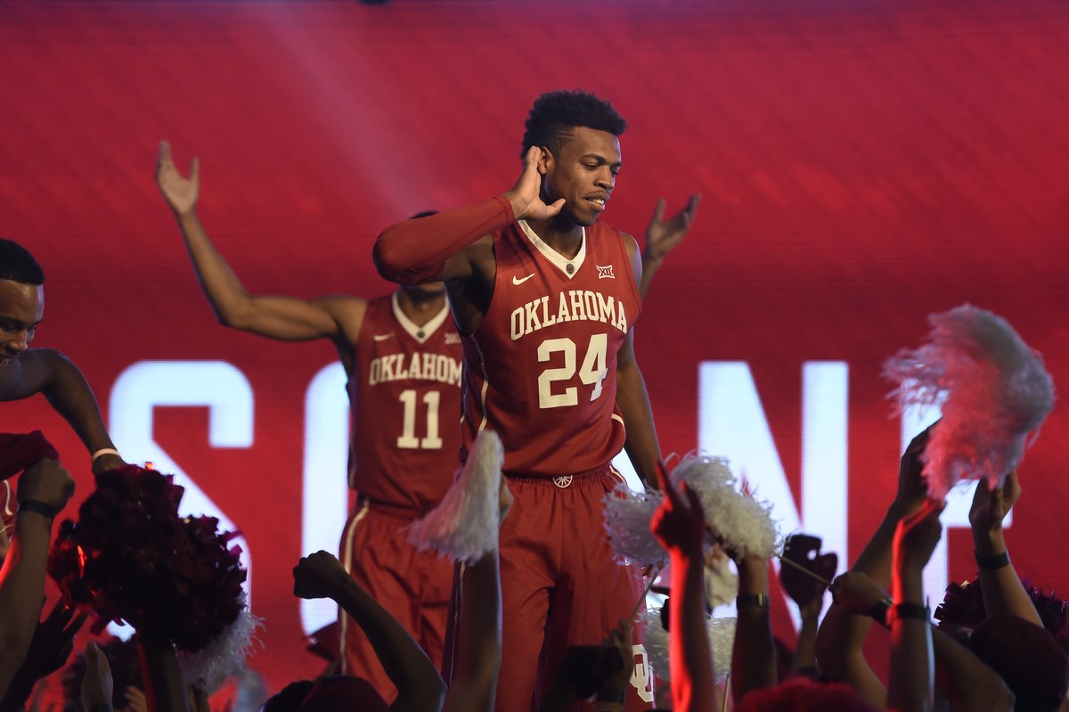 MarchMadnessMBB's tweet photo. Come on, Sooners fans! Retweet so Buddy can hear you! #FinalFour https://t.co/pGRi4ZVuaG