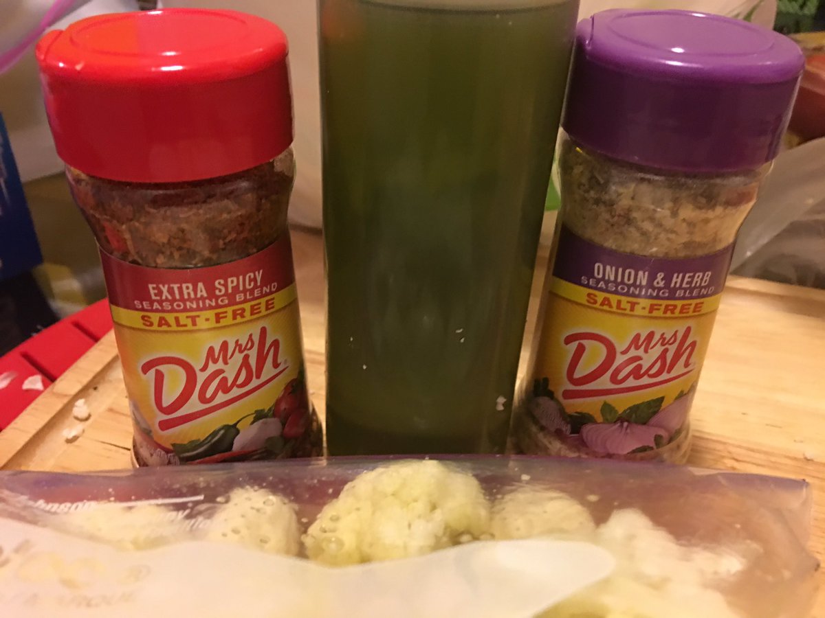 PJG24's tweet photo. Great snack!  Cauliflower with olive oil &amp; Mrs. Dash seasoning in a plastic bag.  Shake. Marinate. Eat.
#healthease https://t.co/ly0FqQswWq