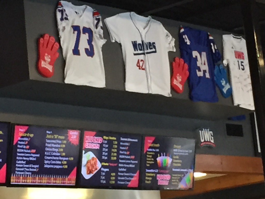 MonteWCurtis's tweet photo. At Clucked up where they rep UWG everyday #killerwings https://t.co/0AlnEtN6lr