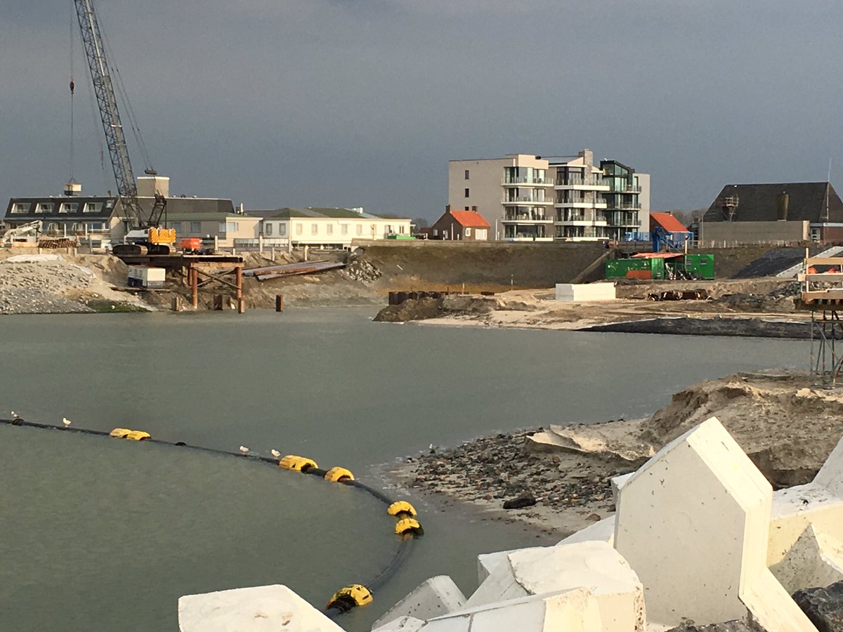Om de aanleg van de brug bij de jachthaven mogelijk te maken, plaatsten we een hulpconstructie #CADZAND-Maritiem