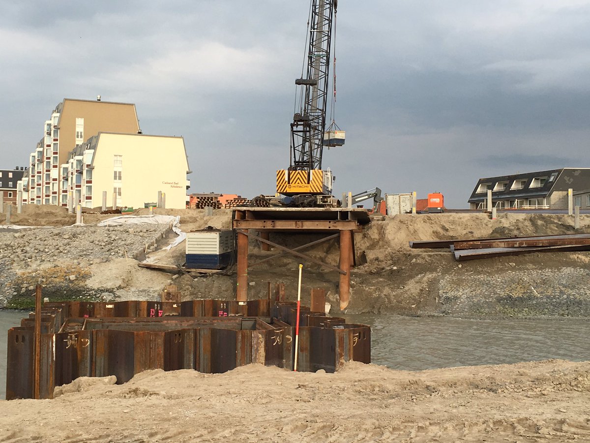 Combicadzandbad's tweet photo. Om de aanleg van de brug bij de jachthaven mogelijk te maken, plaatsten we een hulpconstructie #CADZAND-Maritiem https://t.co/ZB6Z3Hczxb