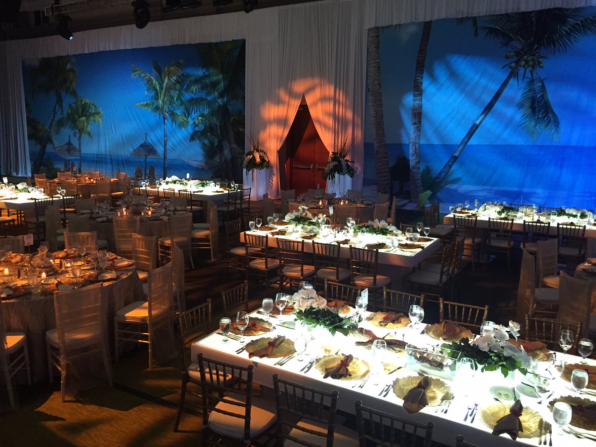 TheEventU's tweet photo. The centerpiece goes a long way toward setting the tone of the event, from classic, to more modern and minimalist. https://t.co/dzAzcgMmWR