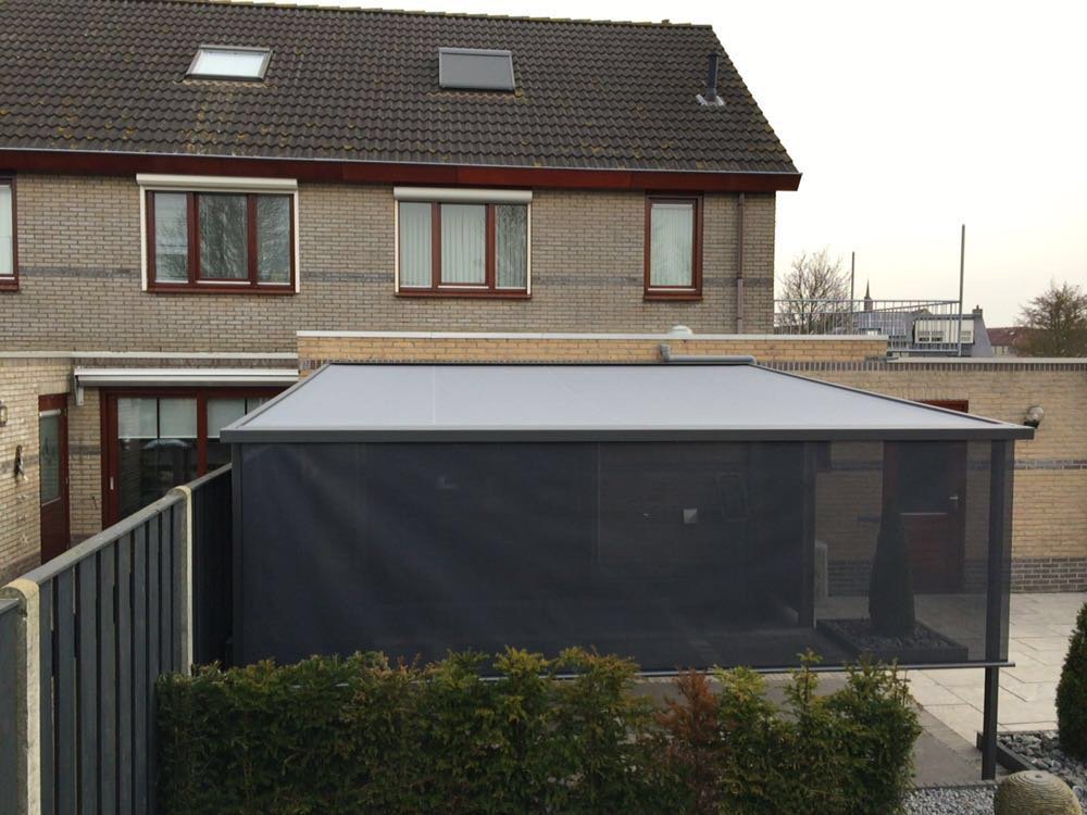 Vandaag afgeleverd op #urk , de nieuwste pergola-zonwering met rits systeem . Stormvast . Met electrische volant .