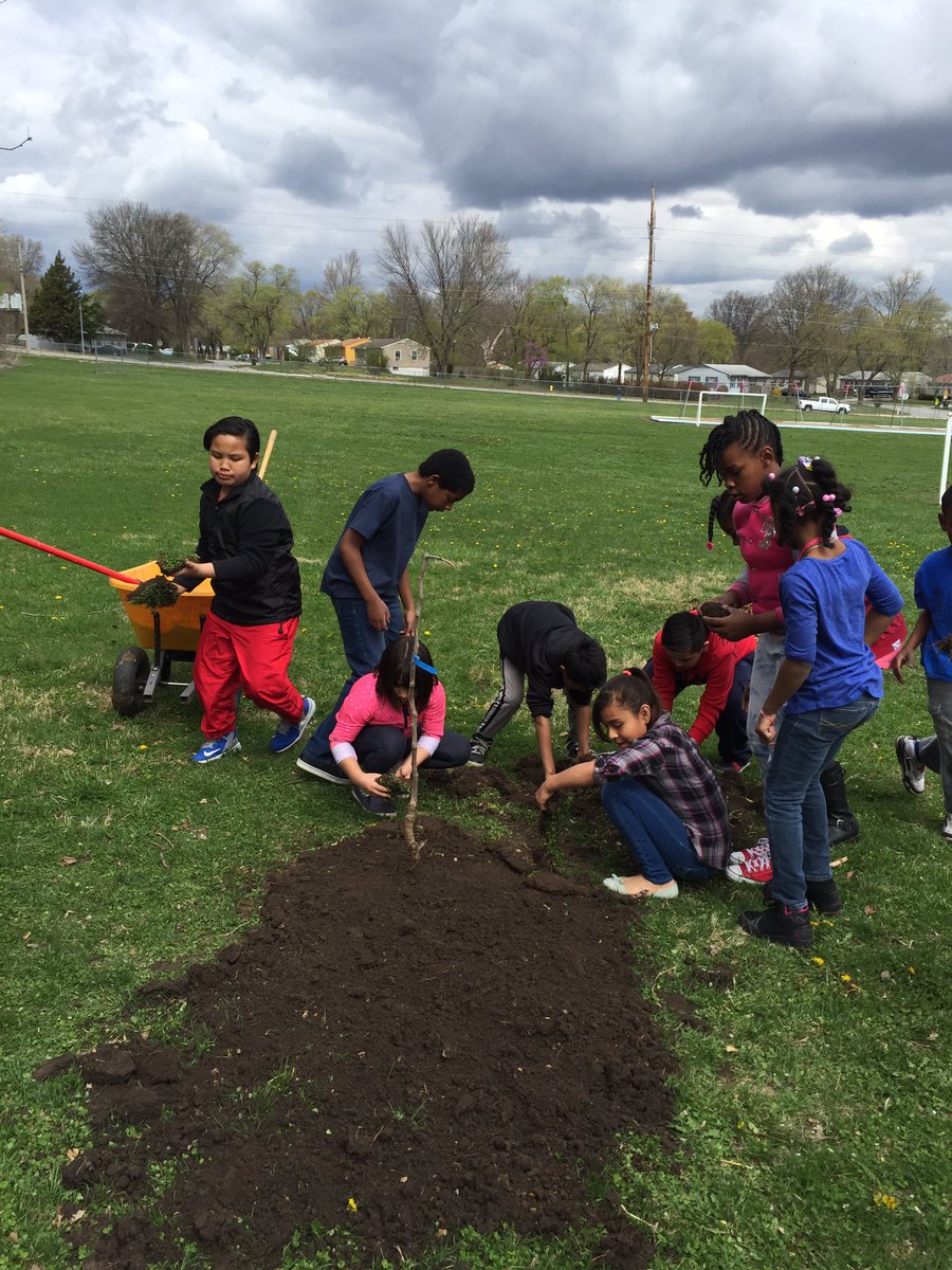 roseybro's tweet photo. BG students- first hand experience learning about growing and planting our orchard!#csd4edu #gvrox https://t.co/mocP2pGGg8