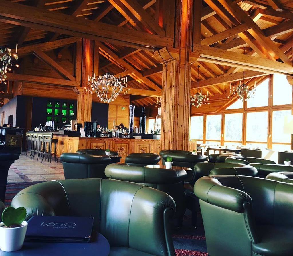 SoldeuFocus's tweet photo. My favourite spot of @sport_hotels 😍 #glassbar1850 #hermitage #sporthotels #soldeu #andorr… https://t.co/oTzvsn4MWq https://t.co/Dh4U19cOA0