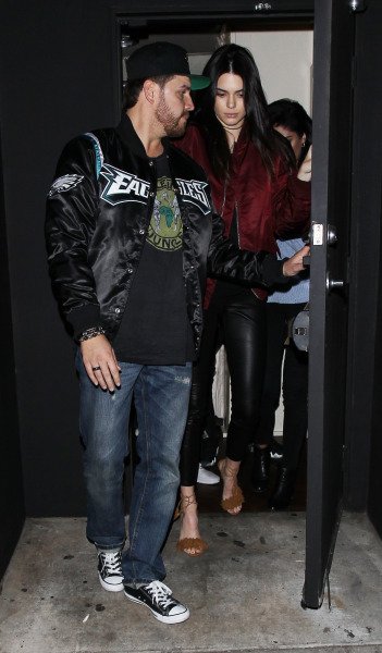 DashJennerBRA's tweet photo. CANDIDS: Kendall Jenner deixando o The Nice Guy em West Hollywood ontem, (30/03). https://t.co/KD2D7nnFfk