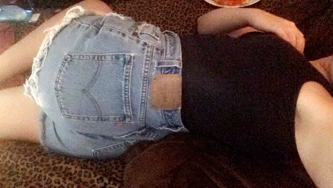 _lnsnyder's tweet photo. Body unique, booty on fleek 😈 https://t.co/6D3FstKXEK