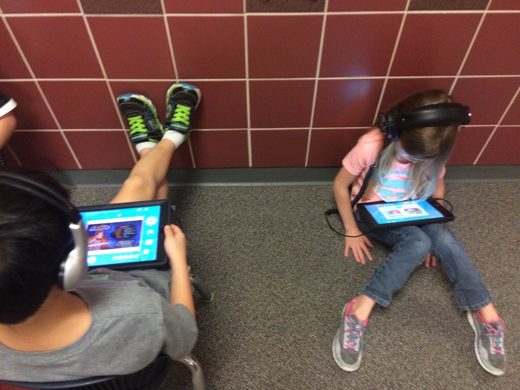 pat_volpicella's tweet photo. iPads, headphones,your own space and task. Meeting varying learning levels in 1st grade. #reaganrays #Lisdtw #SLB3 https://t.co/SYWfWriZre