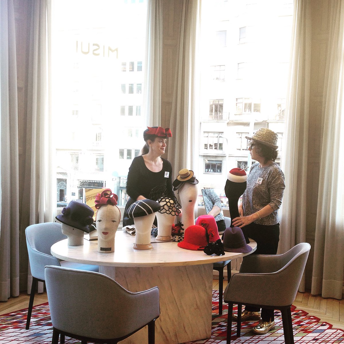 En el taller de sombreros con las diseñadoras de Misui <a href="/NinaPawlowsky/">nina pawlowsky</a> y <a href="/CristinadePrada/">Cristina de Prada</a> #passejadaambbarret #misui