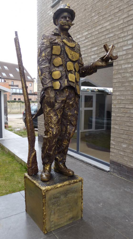 D'n Um, de nieuwe act! #OLS2016 #maasmechelen #livingstatue