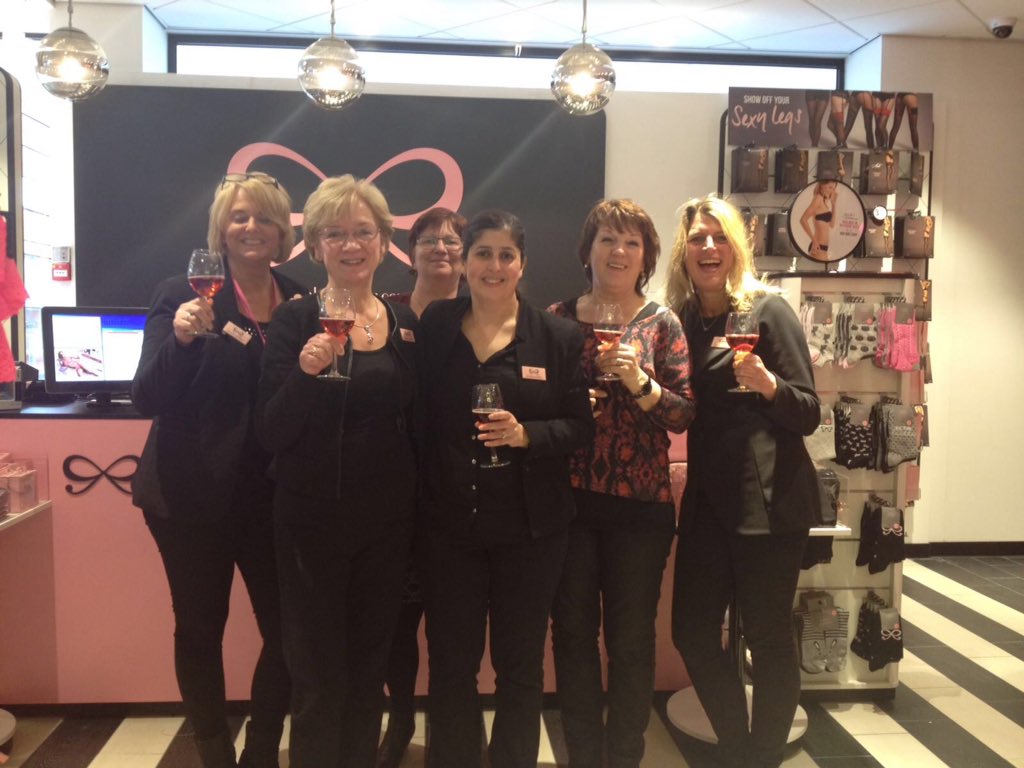 <a href="/P_Mountford/">Philip Mountford</a> <a href="/VHiltje/">HiltjeV</a> @Dimitri_HKM <a href="/van_hester1985/">hester van dalen</a> afscheid van shero Lenie!!Uit het oog maar altijd in ons hart❤️